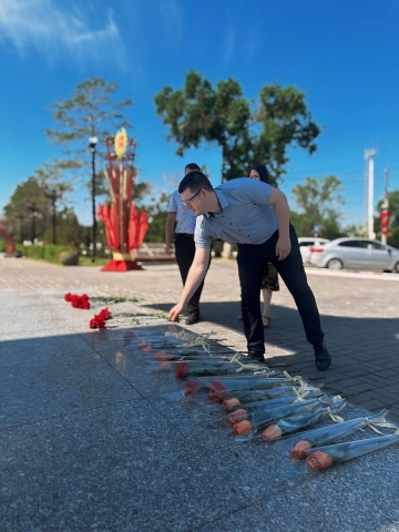 Cпециалисты Молодежного совета ООО «Газпром межрегионгаз Оренбург» возложили цветы к мемориалу «Вечный огонь»